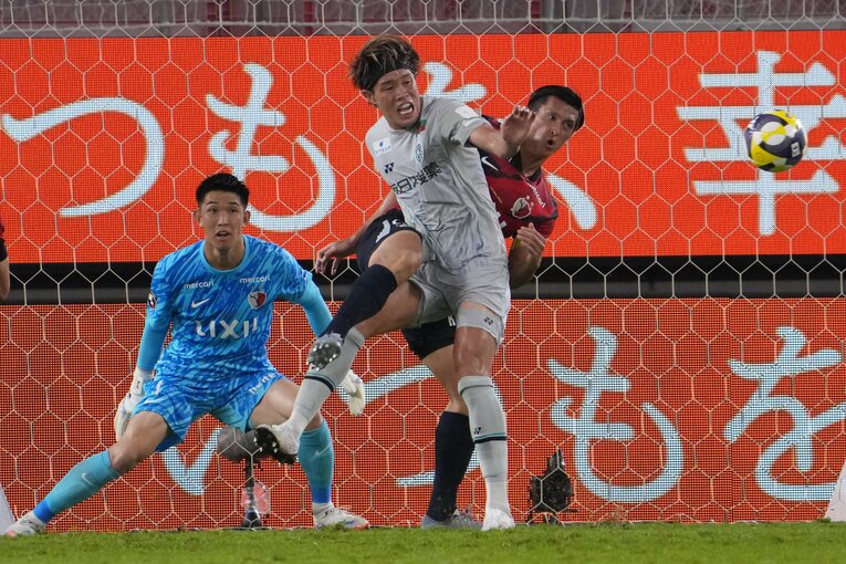 鹿島戦で植田直通と競り合う福岡の安藤智哉【スワイプするとその他の写真もご覧になれます】©Masashi Hara/Getty Images