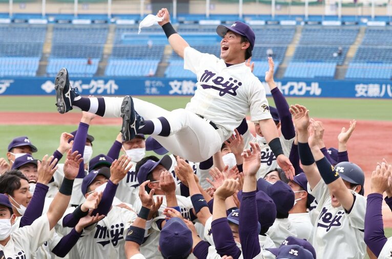 東京六大学野球で6季ぶり41回目の優勝を飾った明治大（写真は5月23日）。胴上げされる同大・村松開人主将（中央） ／ photograph by Sankei Shimbun