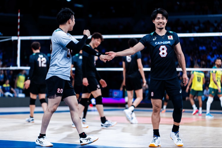 確かな技術だけでなく、フィジカルも充実する関田（右）　©︎FIVB
