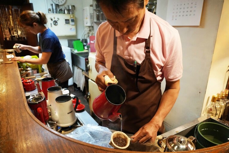 寡黙にコーヒーを淹れる林不二彦さん　©Essei Hara