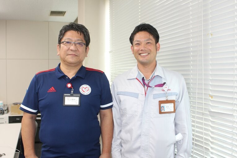 職場の上司と写真におさまる河合完治　©︎Fumi Sawai