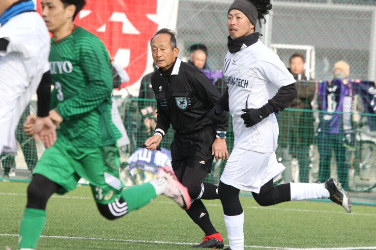 年齢を感じさせない動きを見せる青木さん　©︎Takahito Ando