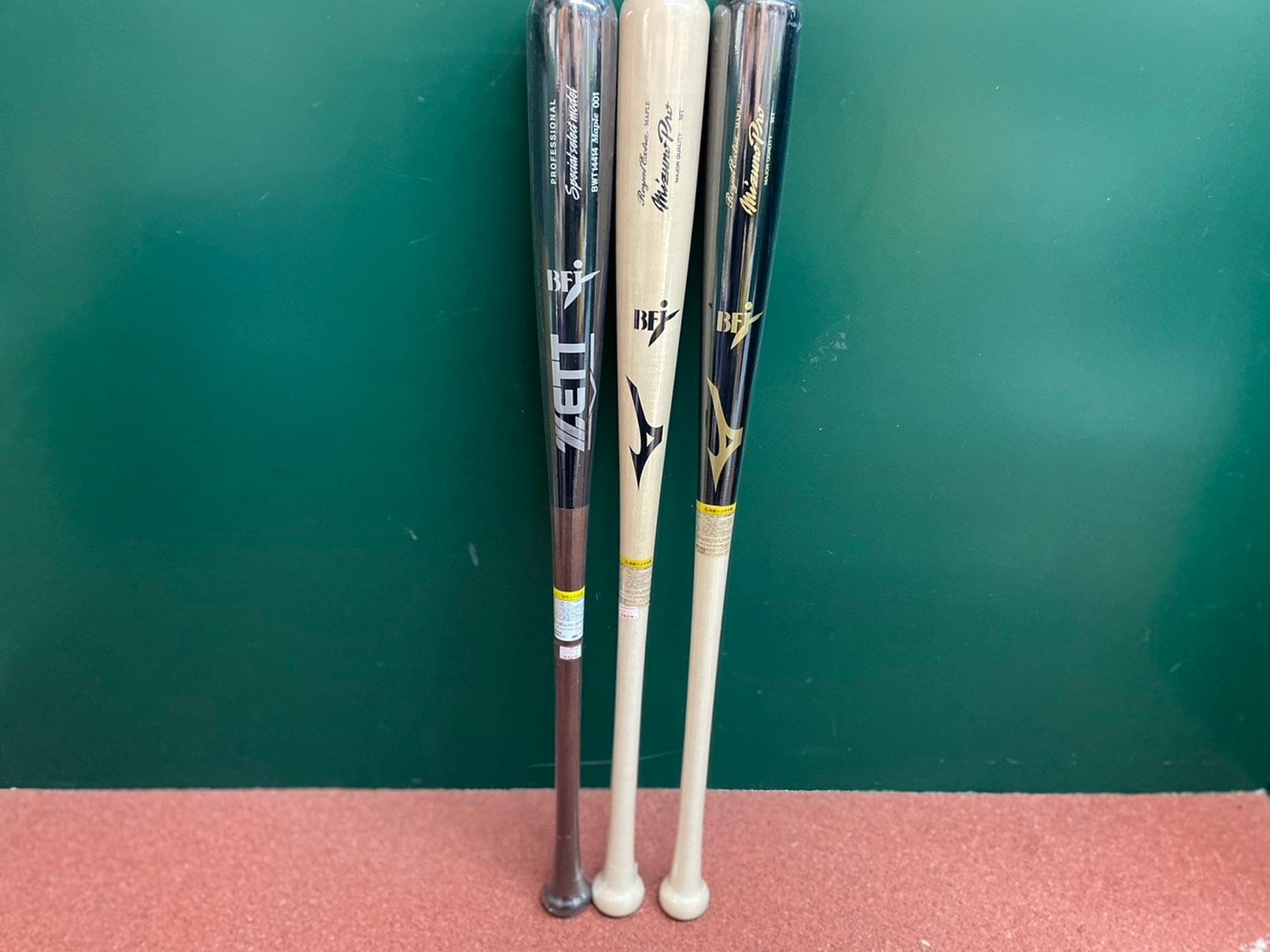 木製バット。写真左から、オリックスの森友哉モデル（ゼット）、二岡智宏さんモデル（ミズノ）、イチローさんモデル（ミズノ）