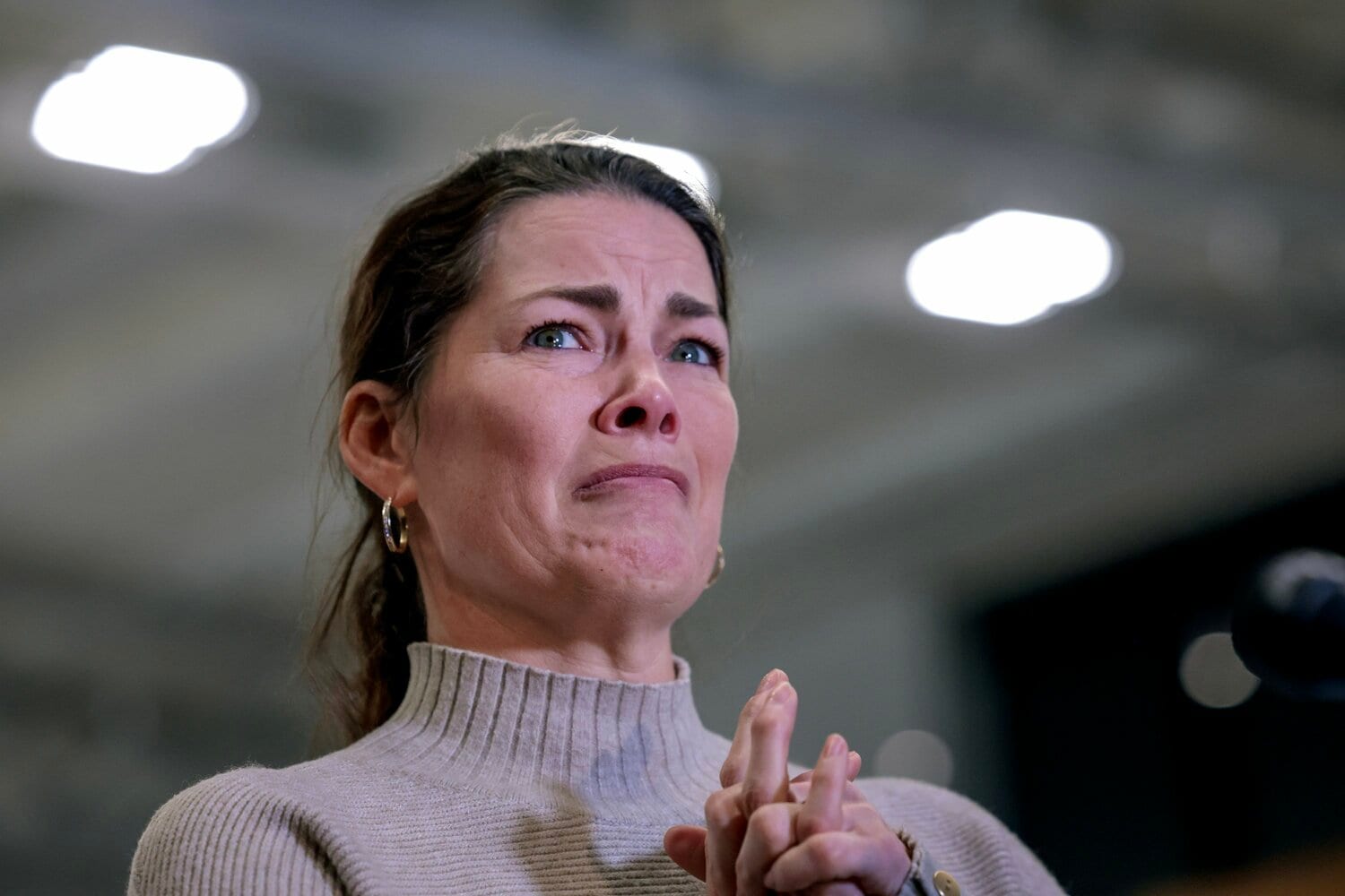 記者会見で涙を流すナンシー・ケリガン　©Getty Images