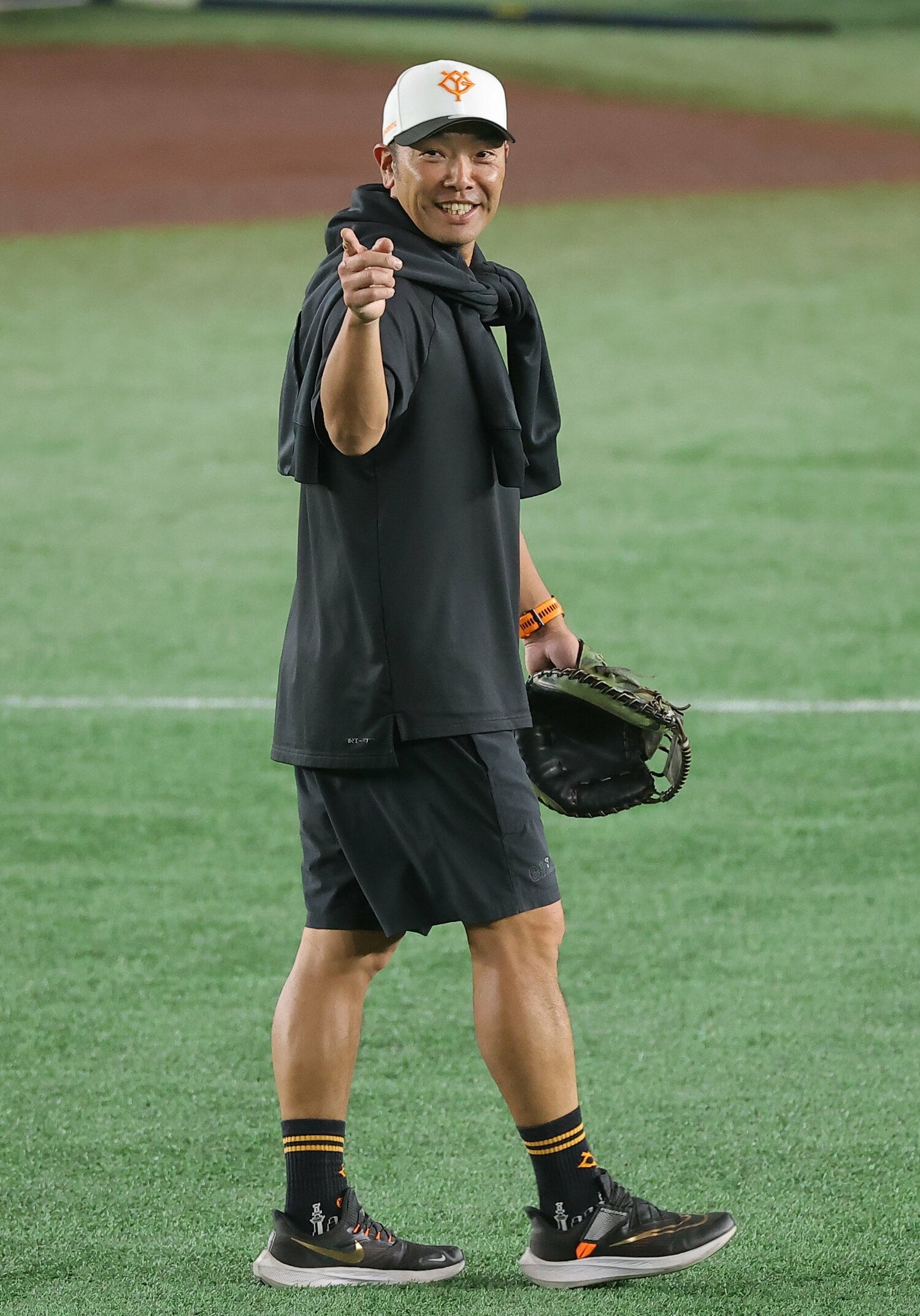 ジャイアンツの練習中、グローブをはめて、球場をグルッと周る阿部慎之助監督（46歳）　©Sankei Shimbun