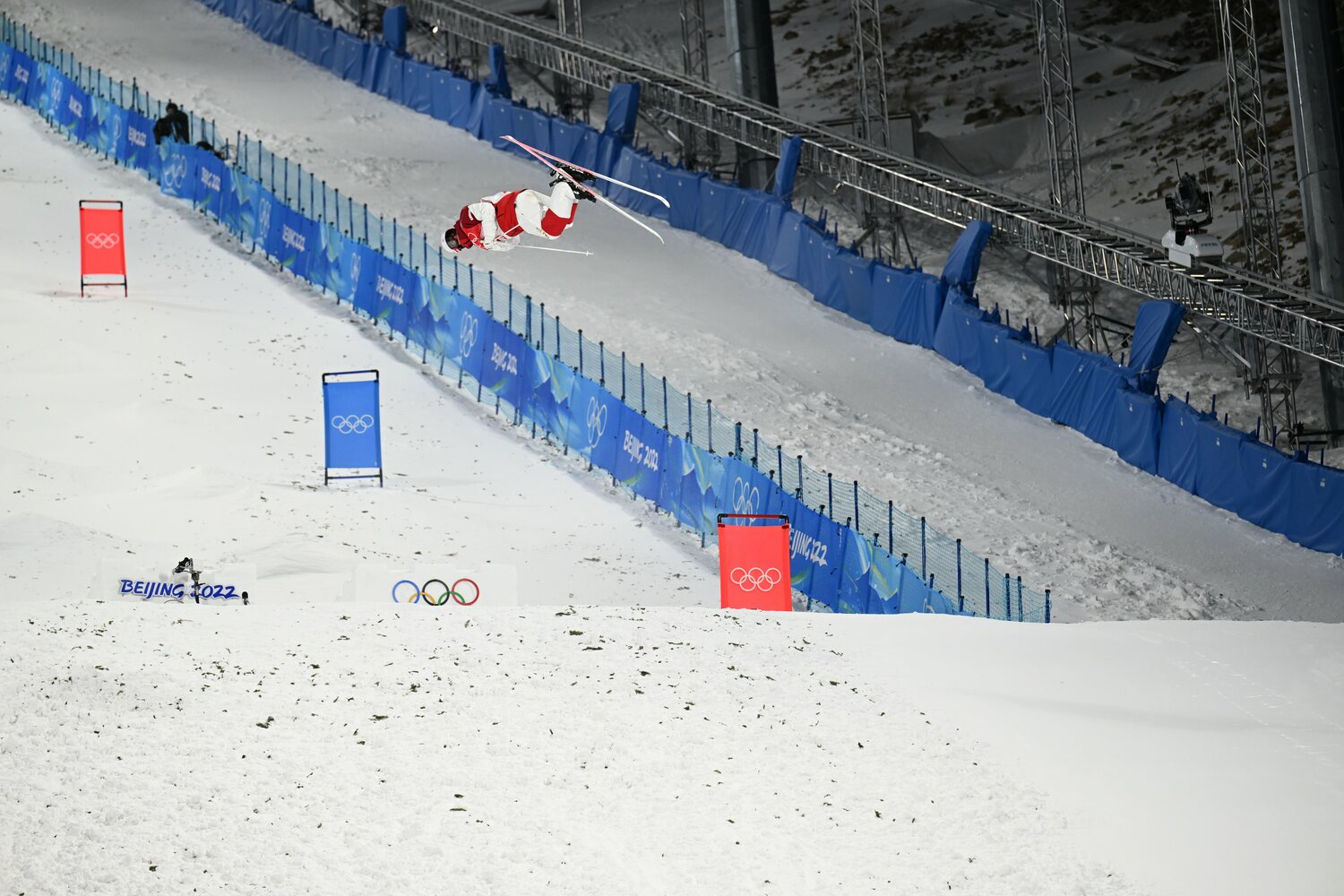 高々と羽ばたいた堀島のエアー　©Naoya Sanuki/JMPA