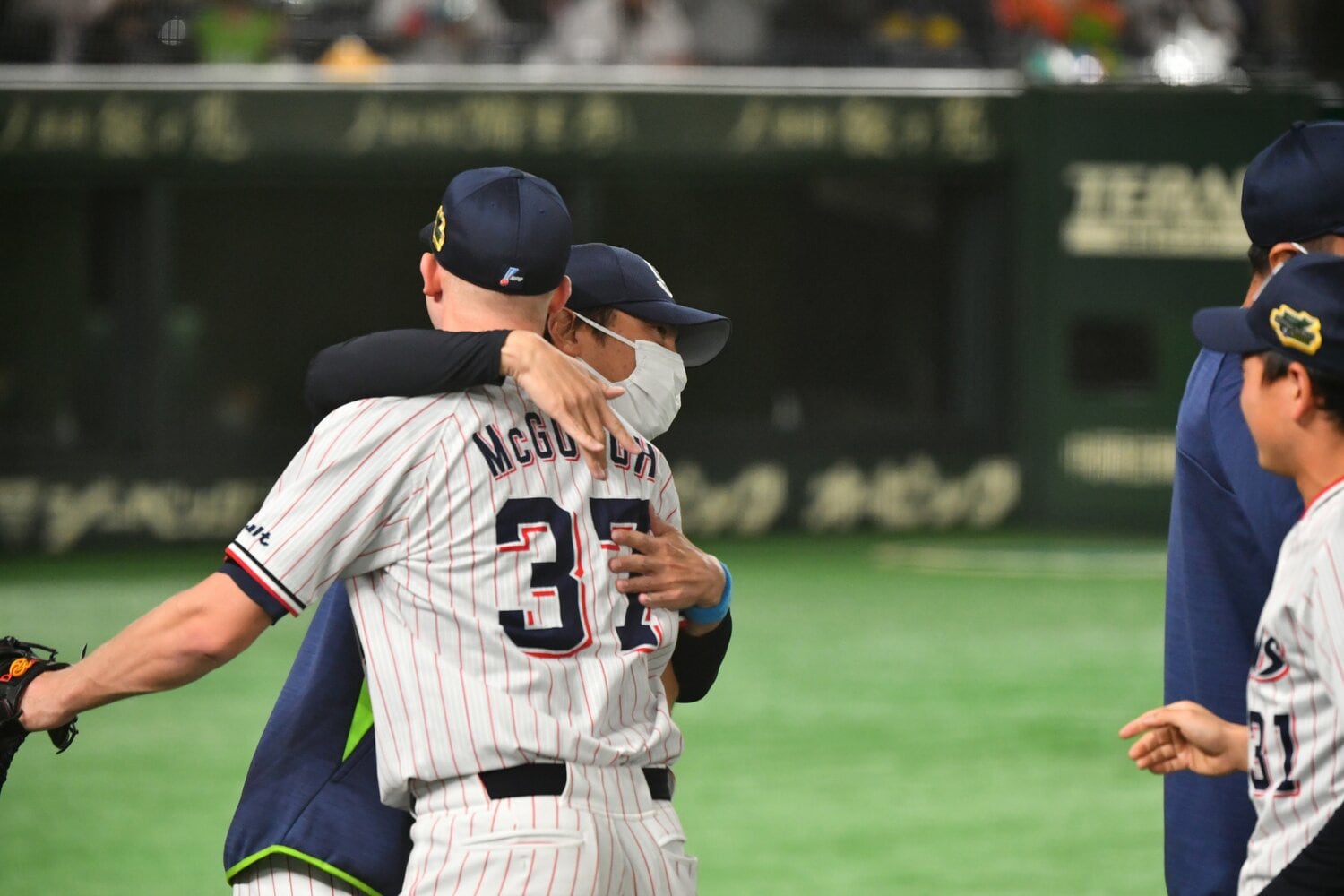 試合後、マクガフと抱き合う高津監督　©️Hideki Sugiyama