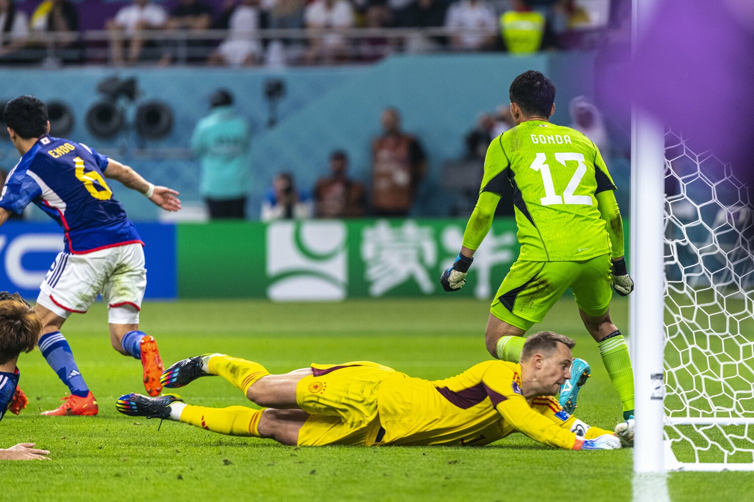 なりふり構わず日本のゴール前まで上がってきたマヌエル・ノイアー ©Takuya Sugiyama/JMPA