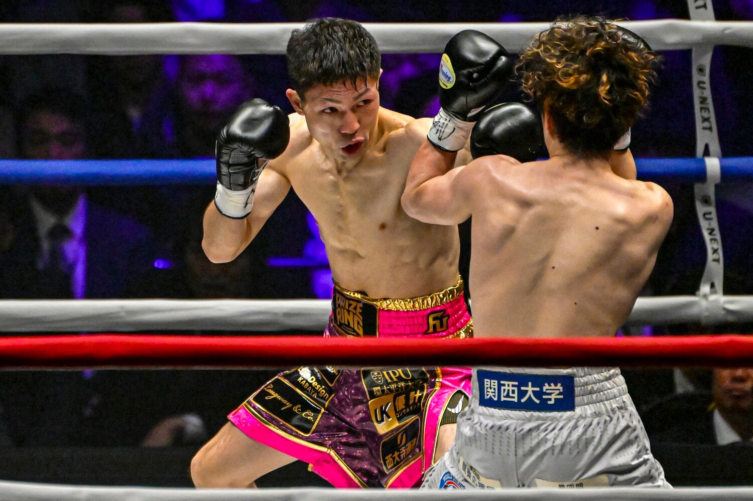 序盤、阿久井は鋭いジャブと右ストレートで主導権を握った　©Takuya Sugiyama