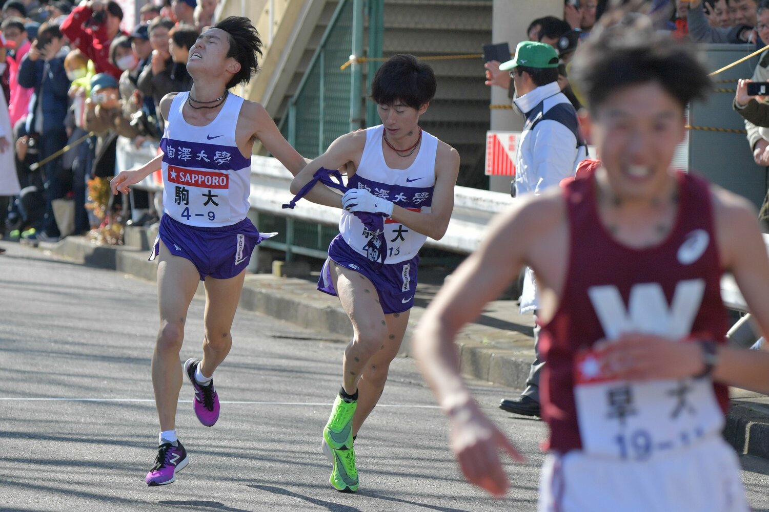 10区の石川拓慎（当時2年）に襷を渡す神戸　©JIJI PRESS