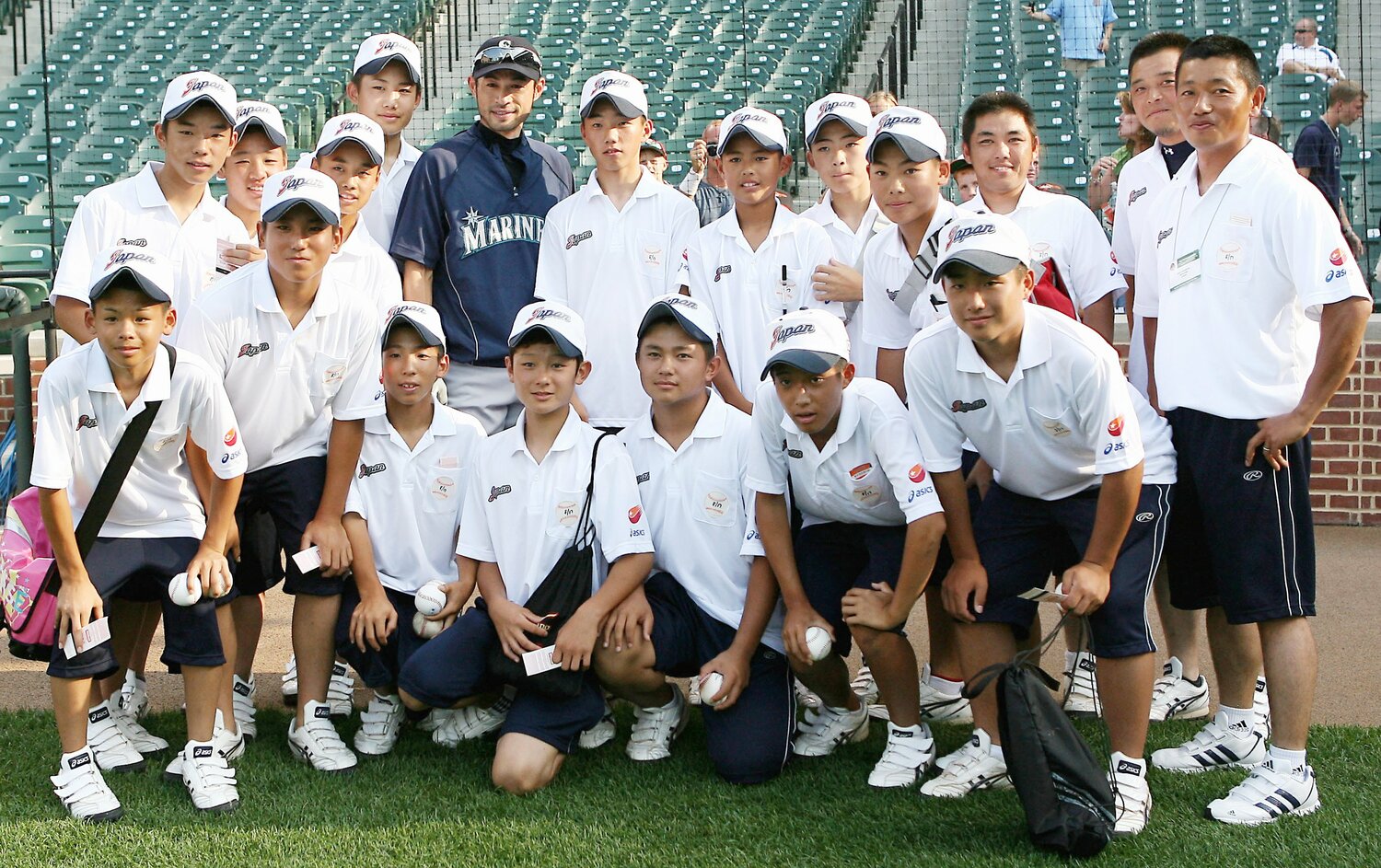 2010年、リプケン主催の大会に出場した「Hoshino Japan」がイチローと記念撮影 ©JIJI PRESS