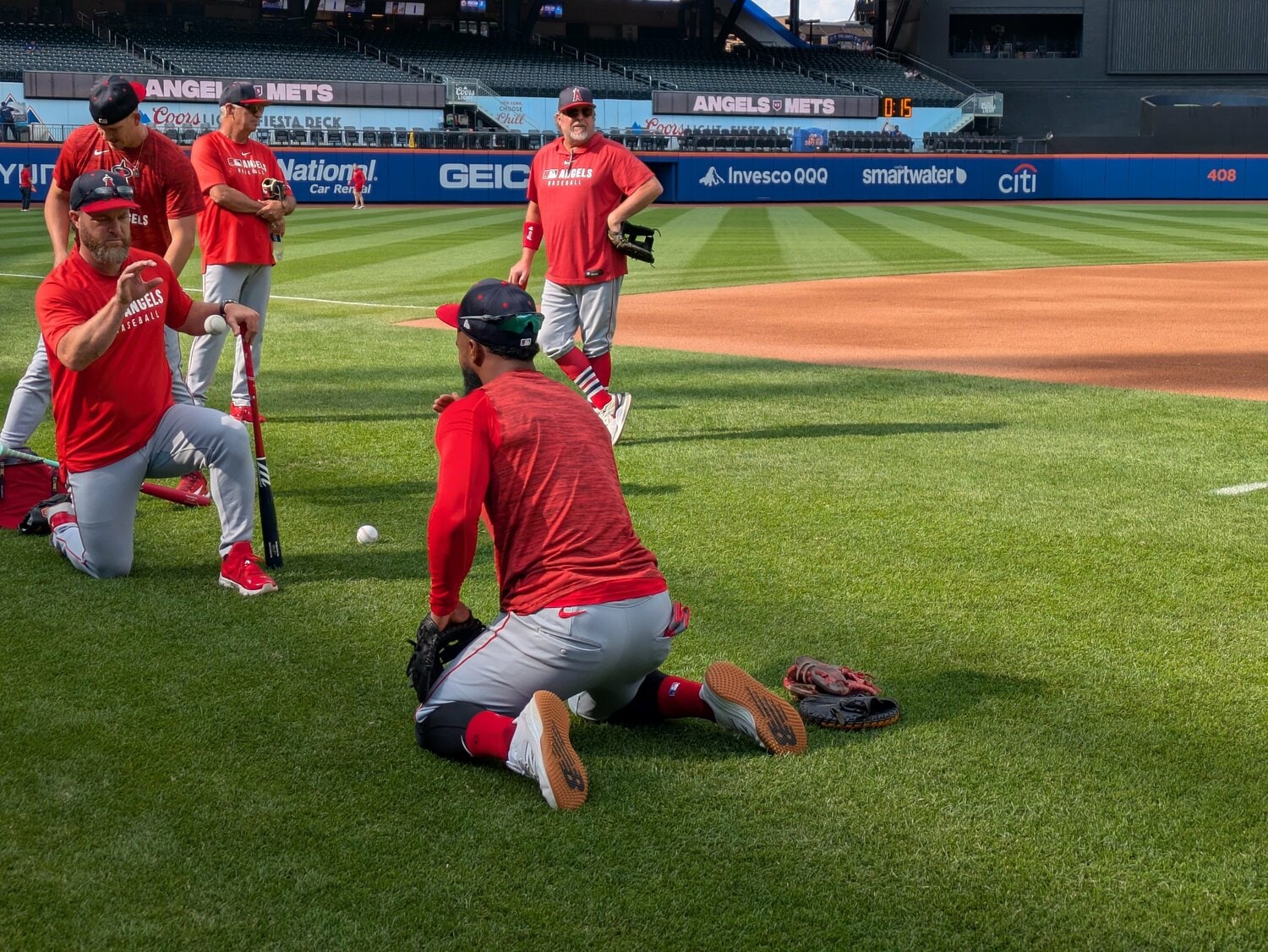 ニューバランスのシューズを履いて練習するレンヒーホ選手（エンゼルス） ©Shoko Mizutsugi