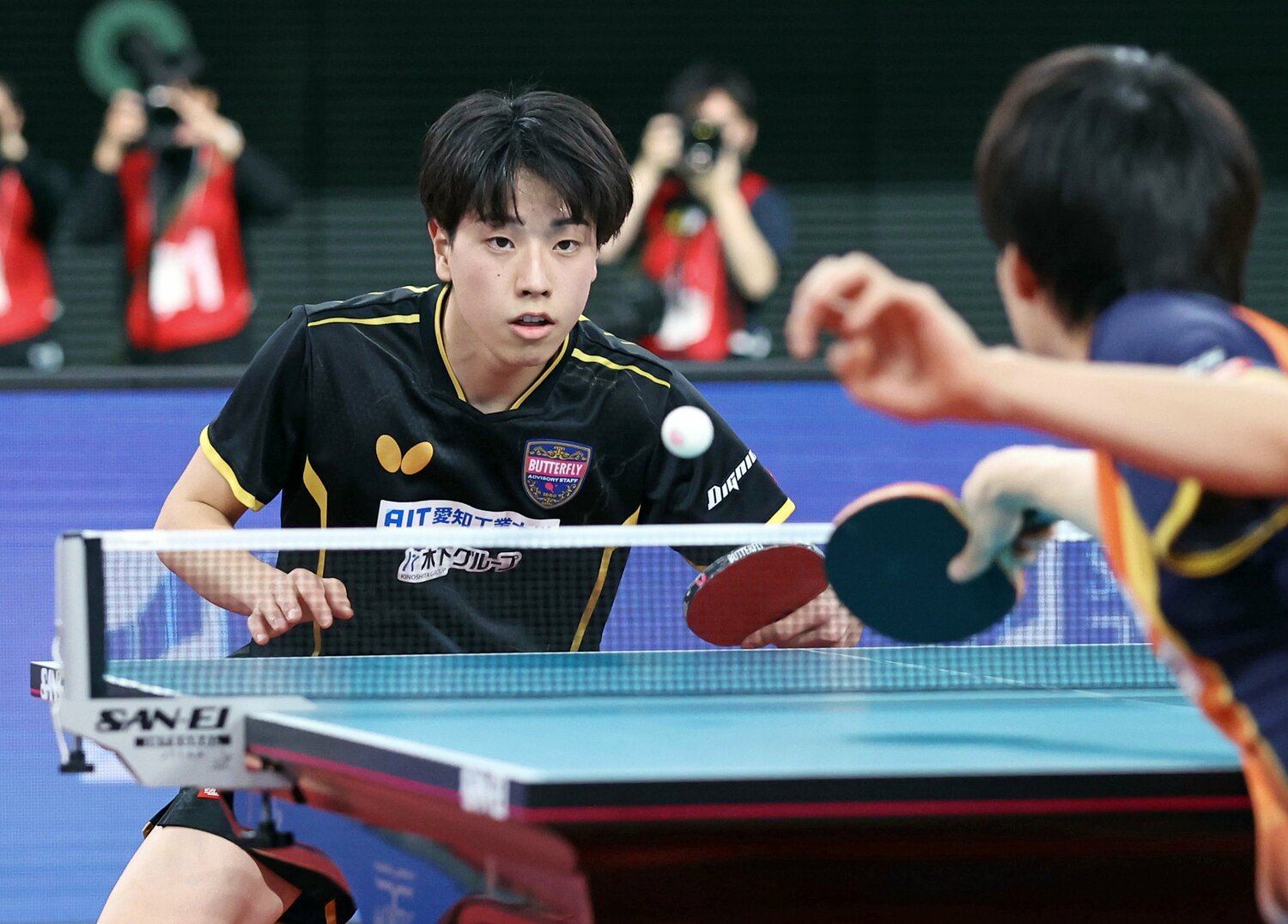 全日本男子シングルス準決勝で戸上に逆転負けを喫した篠塚。ゲームオールにもつれる大接戦だった　©︎JIJI PRESS