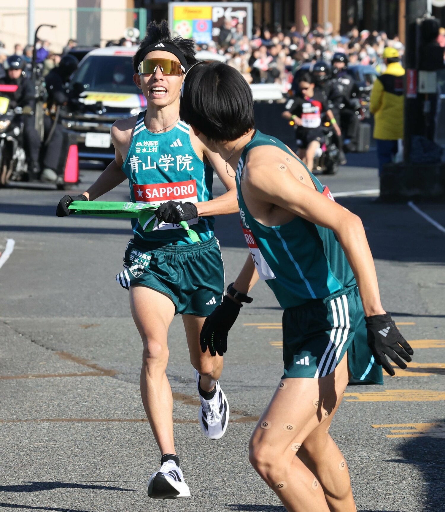 戸塚中継所でたすきを繋ぐ青学大2区の黒田朝日（3年）。一時12位まで順位を落とした黒田は3位まで猛烈に追い上げた　©Sankei Shimbun