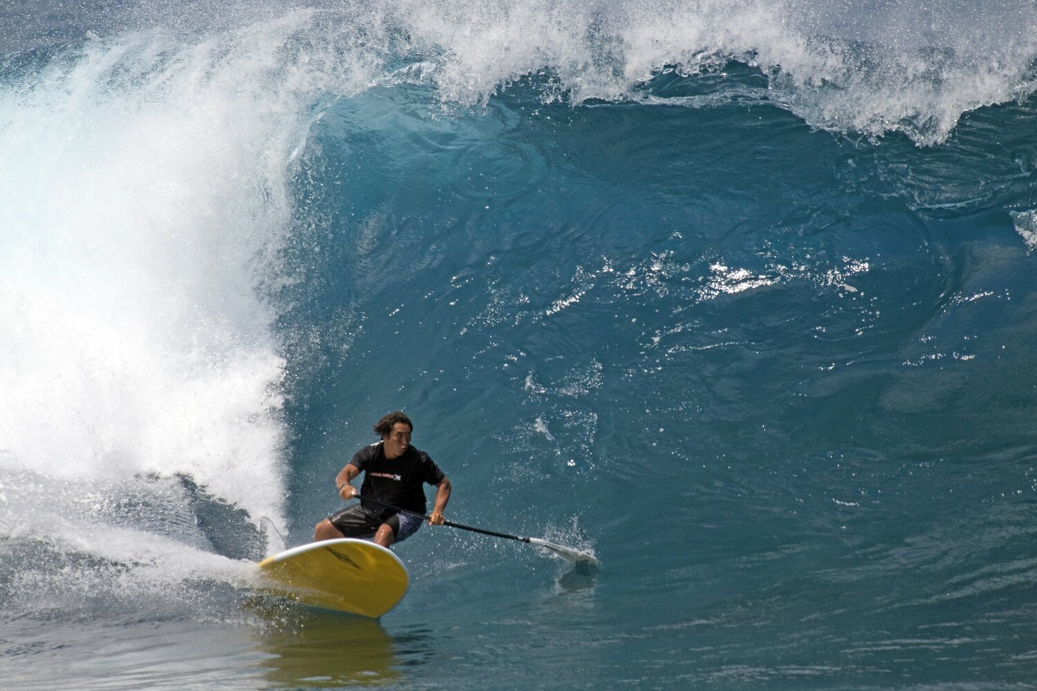 SUPでビッグウェーブに乗るTAKAさん　TAKAさん提供
