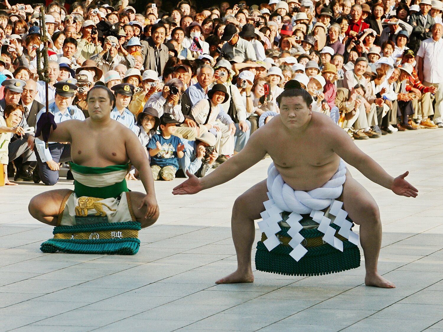 横綱になって初の土俵入りを見せる白鵬。太刀持ちは安美錦（2007年6月）　©︎JIJI PRESS