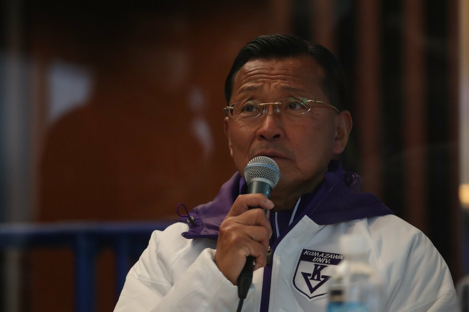 質問に答える大八木監督　©JMPA