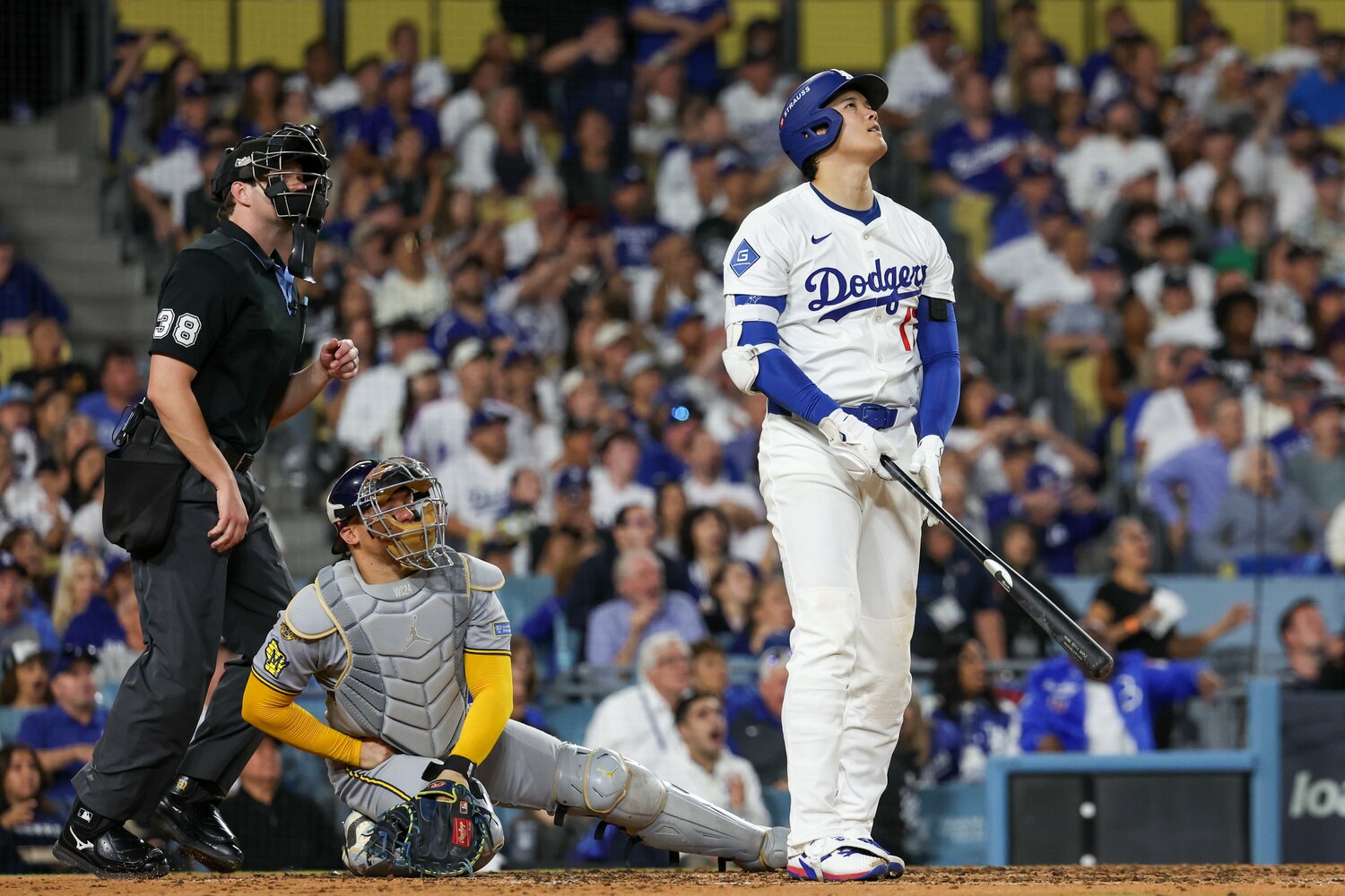 2本目の超特大弾。ホームランは確信し、どこまで飛ぶか見定めるように佇む姿が印象的だった　©Getty Images