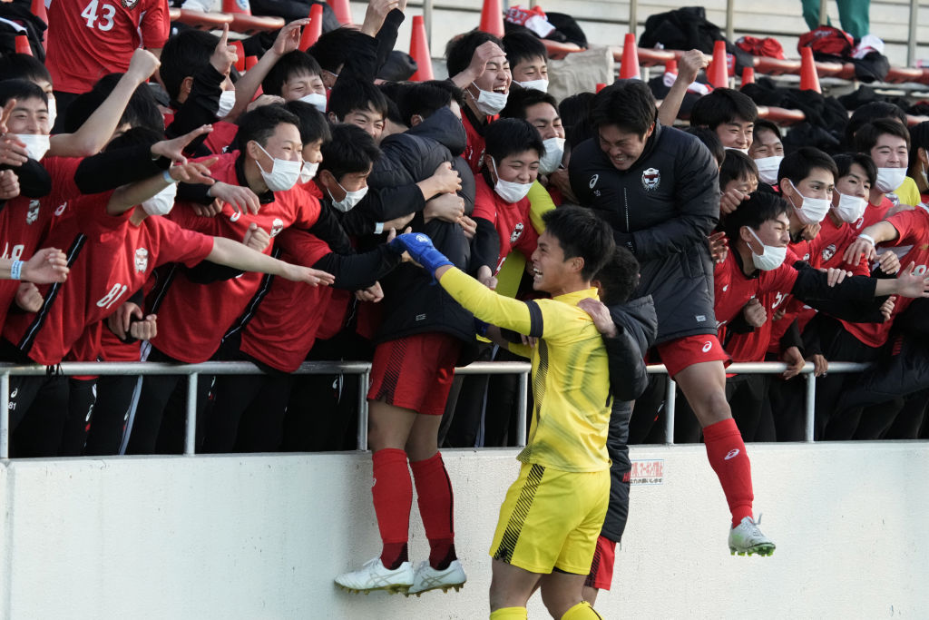 選手権準々決勝で勝利し、喜ぶ東山イレブン　©Getty Images