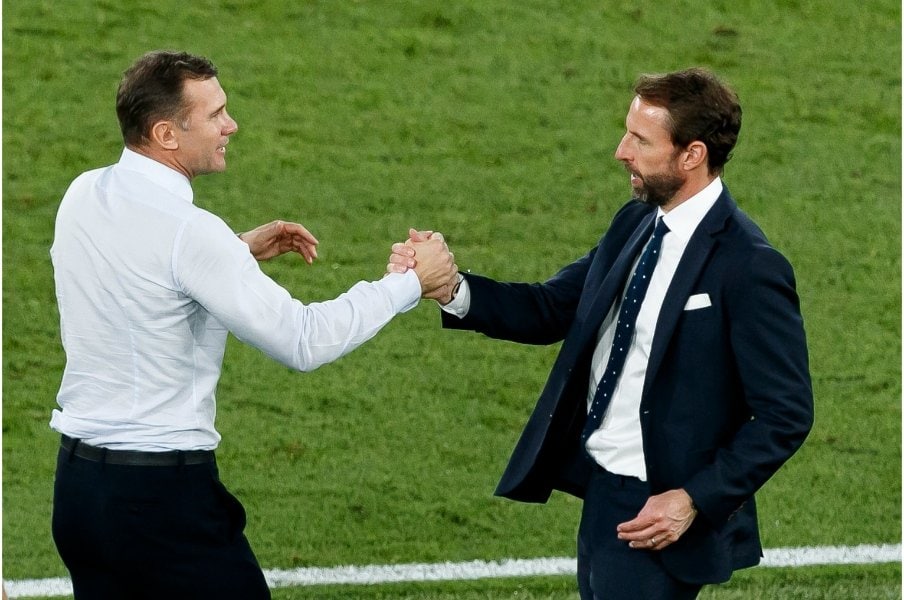 試合後、シェフチェンコ監督（左）と握手するサウスゲート監督©Getty Images