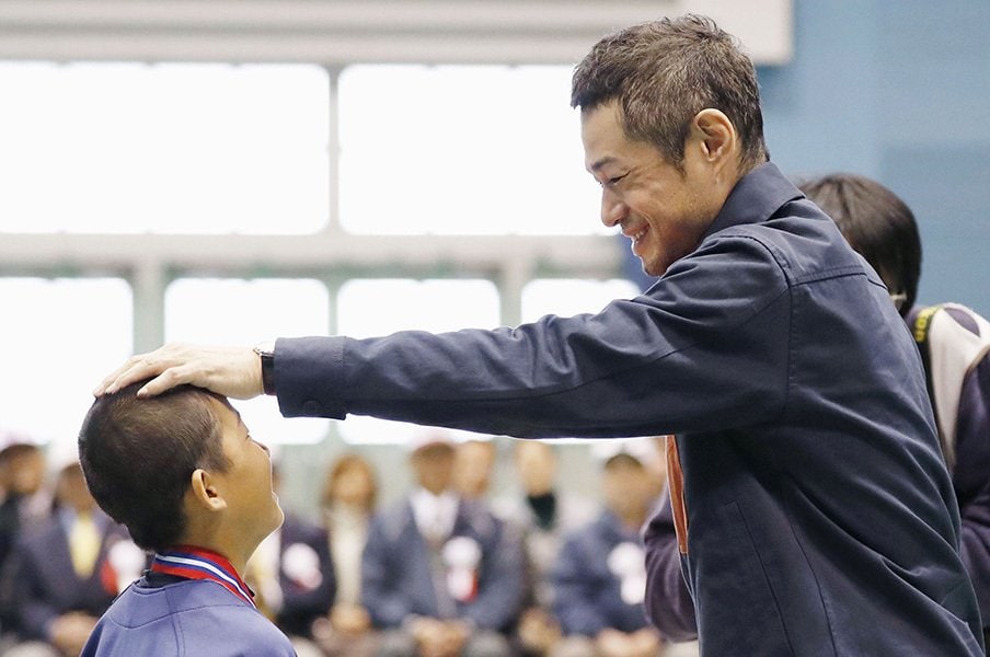 「人と比較せず自分の中で少し頑張る」イチローが野球少年に送った人生訓。＜Number Web＞ photograph by Kyodo News