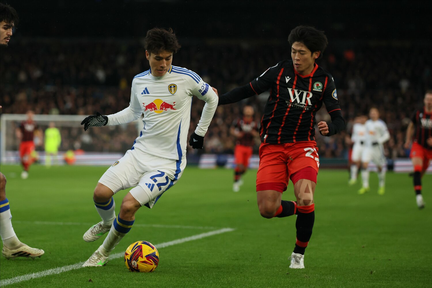 2025年1月1日のブラックバーン戦。大橋祐紀とマッチアップ ©Getty Images