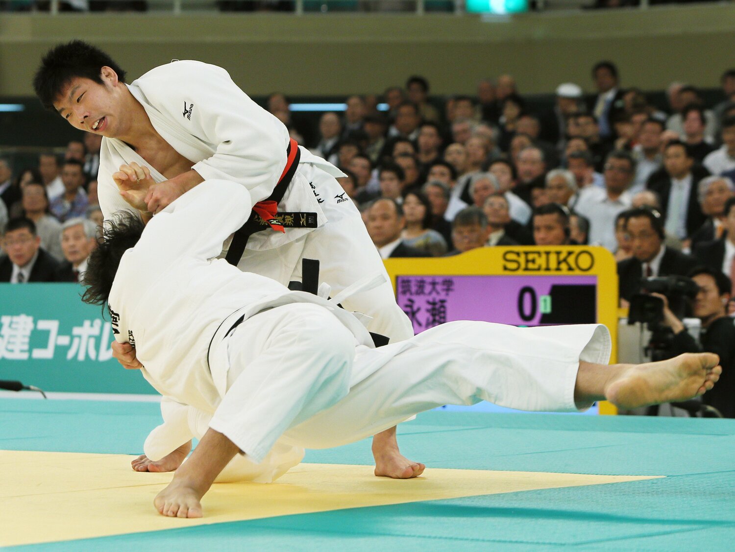 体重無差別で争う全日本選手権（2014年）。高橋和彦を攻める永瀬貴規　©JIJI PRESS