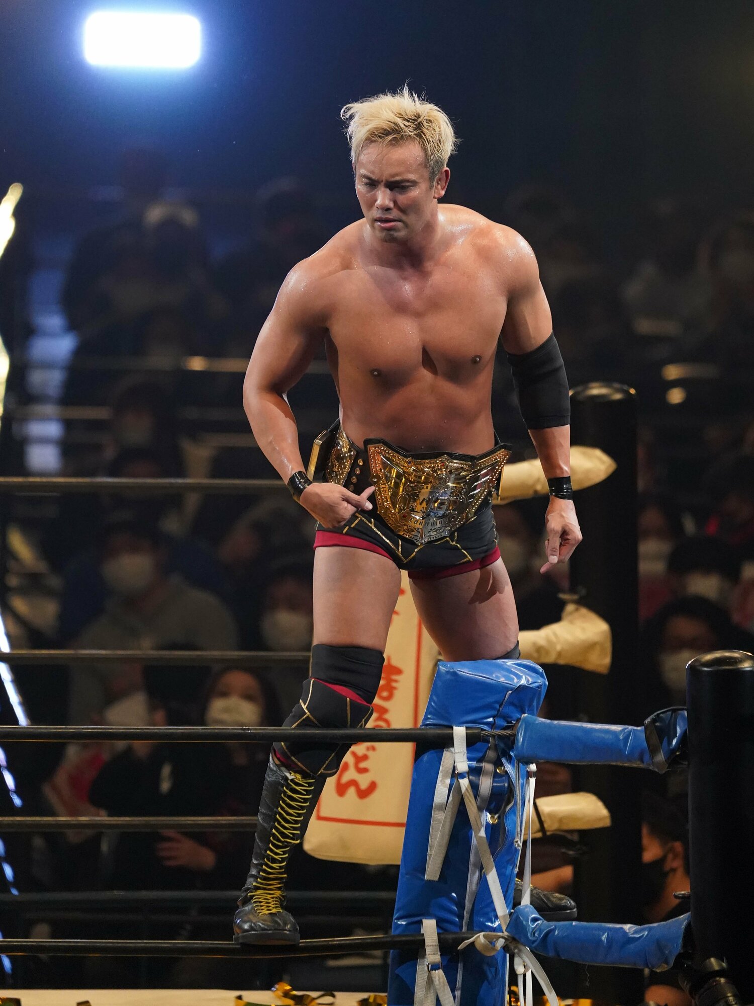 コーナーに上がり、ベルトを誇示するオカダ