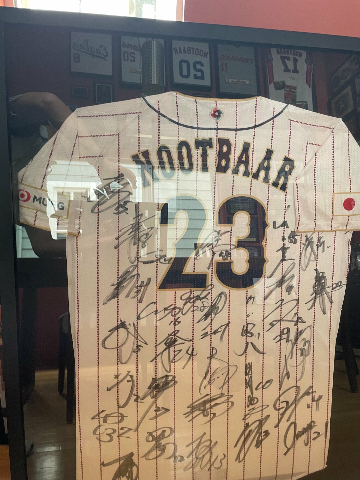 自宅には仲間たちのサインが入ったWBCのユニフォームも飾られている ©Aogu Tanaka