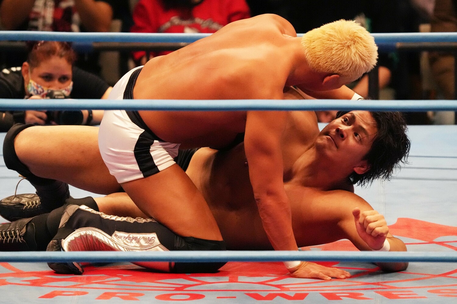 下になってもグッと目を見開く安齊勇馬　©Essei Hara