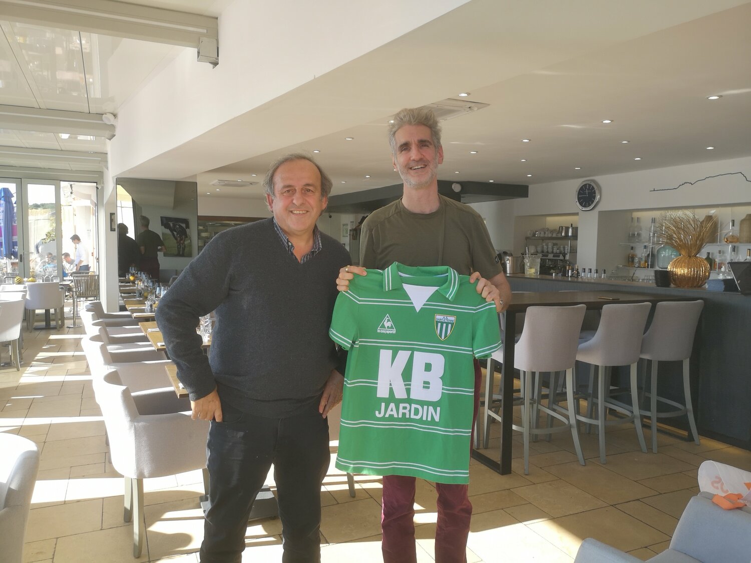 かつて所属したサンテティエンヌのユニホームを手に　©Florent Dabadie