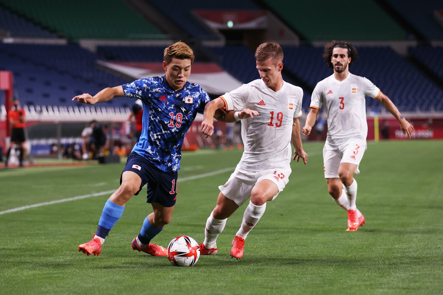 堂安律とマッチアップするダニ・オルモ　©Getty Images