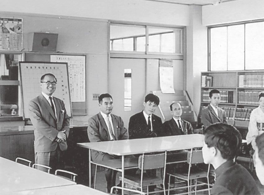 米長が棋士になっていた1966（昭和41）年に、母校の十条中学校の将棋部を訪れた光景。左から2人目が佐瀬（当時47歳）、3人目が米長（同23歳）、5人目が田丸（同16歳）©田丸昇