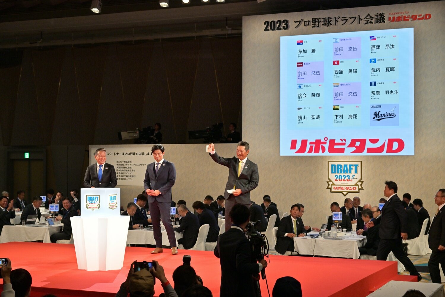 抽選で小久保裕紀監督が引き当てた　©Hideki Sugiyama