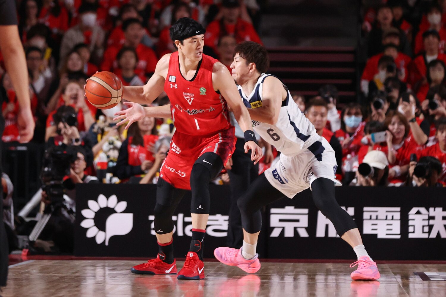 日本代表対決となったジェッツの渡邊とブレックスの比江島のマッチアップ　©︎JIJI PRESS