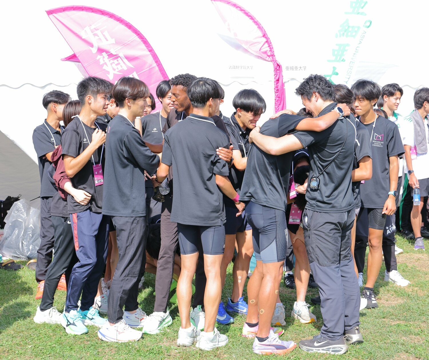 予選会12位という結果に、落選ながら嬉し泣きする武蔵野学院大の選手たち ©Sankei Shimbun