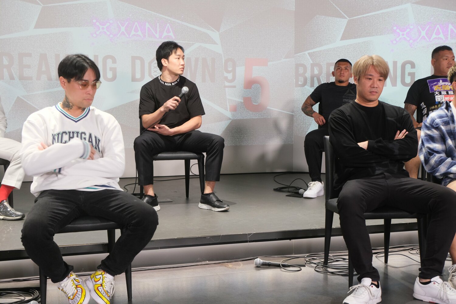 前日会見では静かだった両者。中央には朝倉未来　©Norihiro Hashimoto