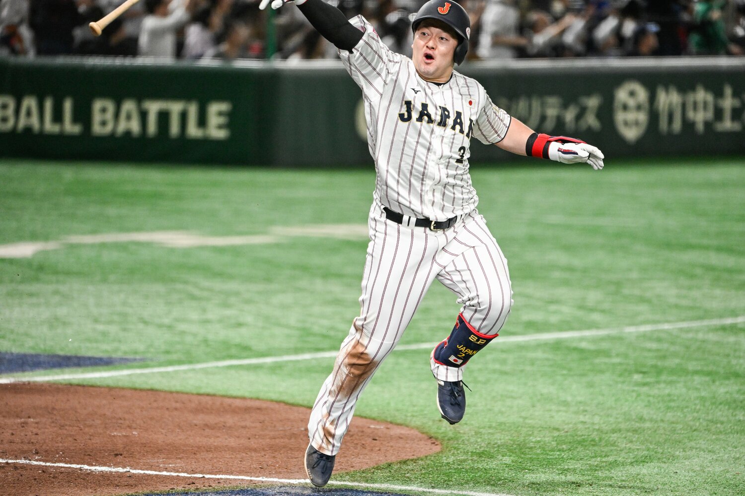 バットを放り投げてベンチにドヤ顔を向ける牧　©Nanae Suzuki