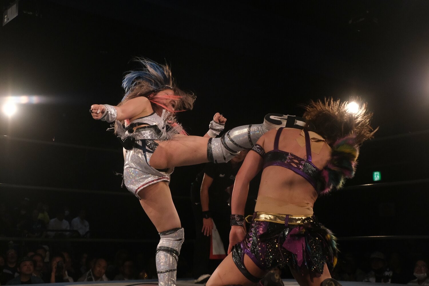 空手仕込みの蹴りが朱里の顔面を襲う（2枚目）