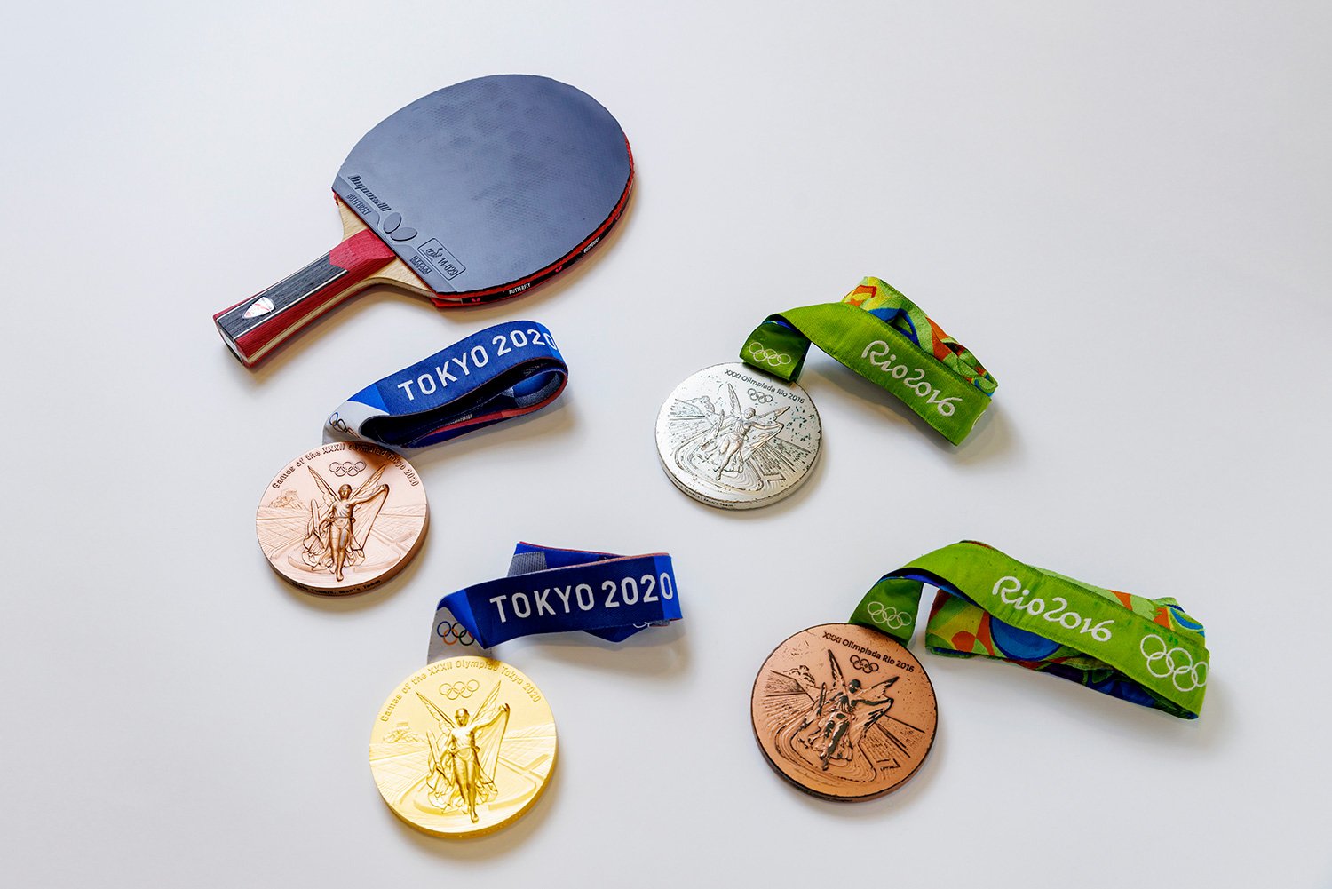 水谷の人生を変えたリオ2016と東京2020で獲得したメダルと東京2020で使用したラケット　©Kiichi Matsumoto