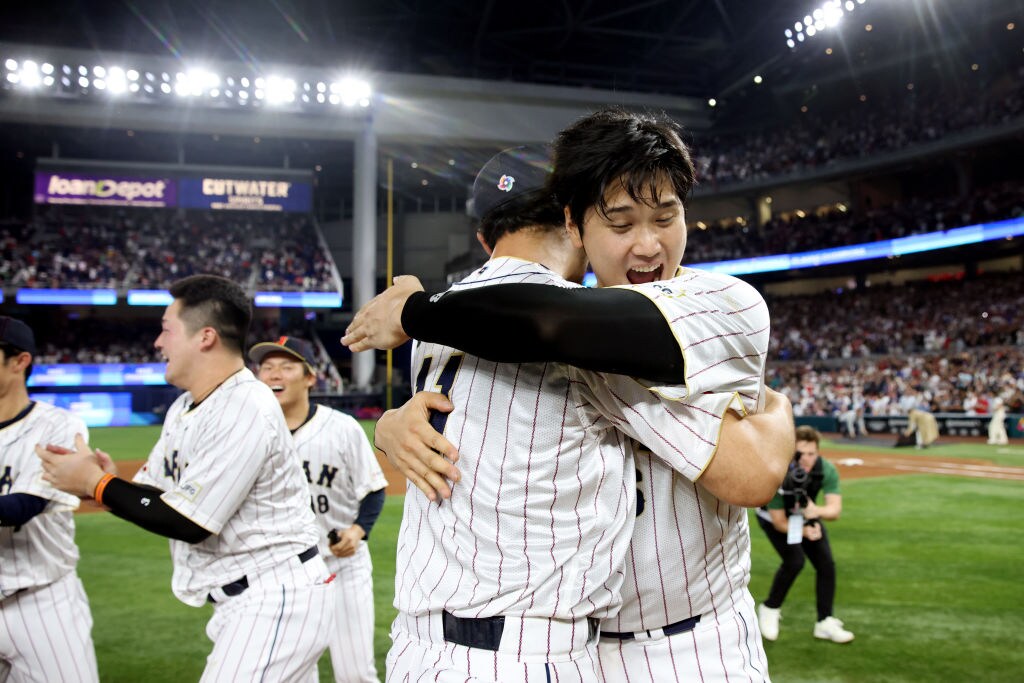WBC優勝後、ハグする大谷とダルビッシュ　©Getty Images