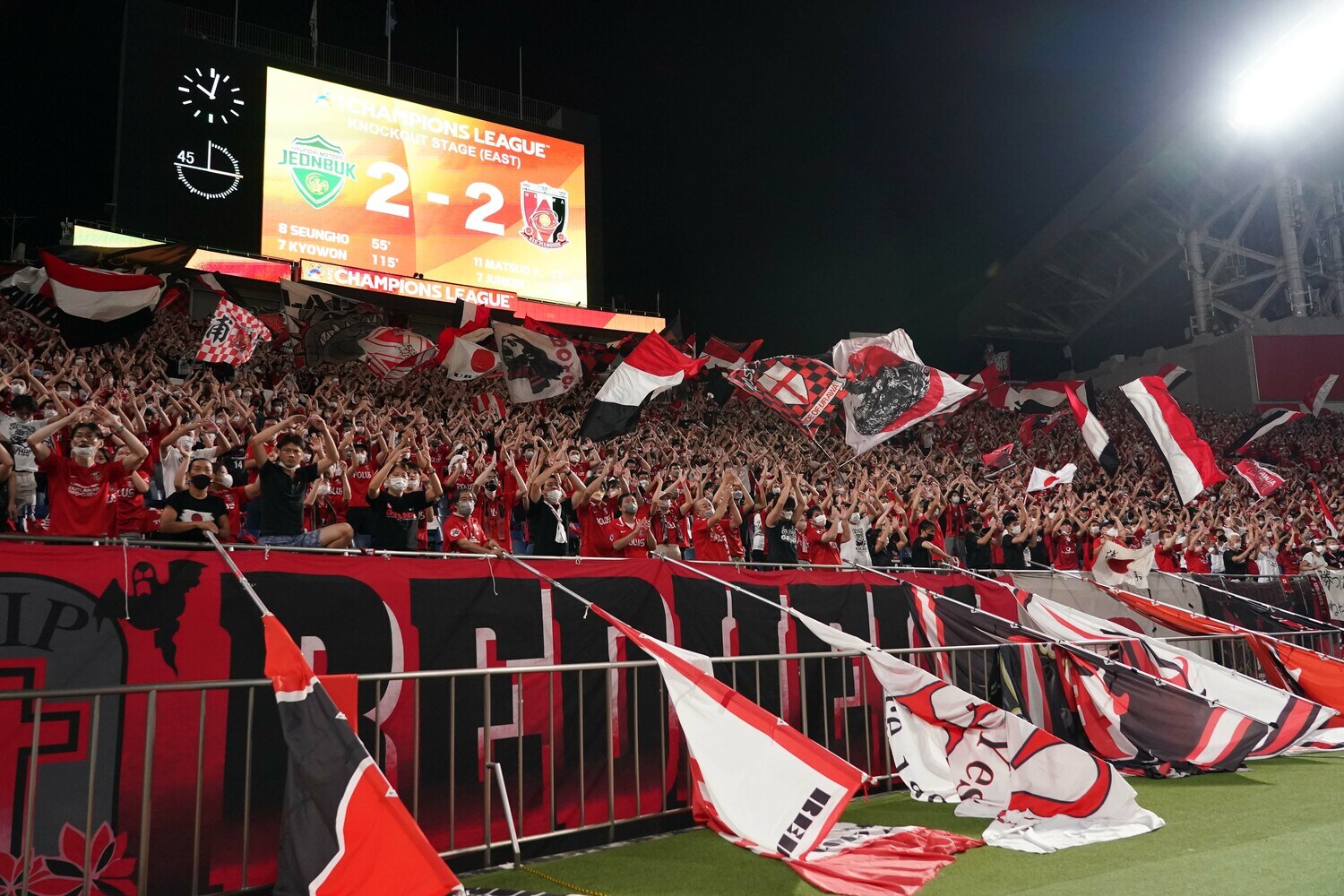 8月25日のACL準決勝。サポーターの大歓声に後押しされ、浦和はPK戦で全北現代を破り決勝に進出した　©Etsuo Hara