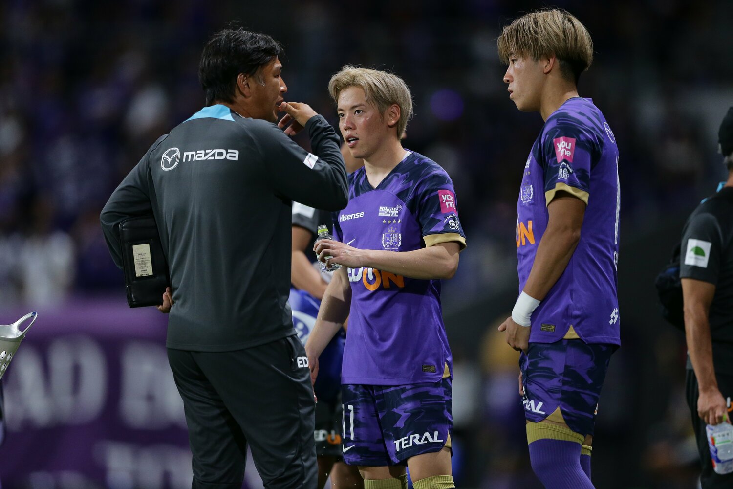 迫井ヘッドコーチから指示を受ける中野　©︎J.LEAGUE