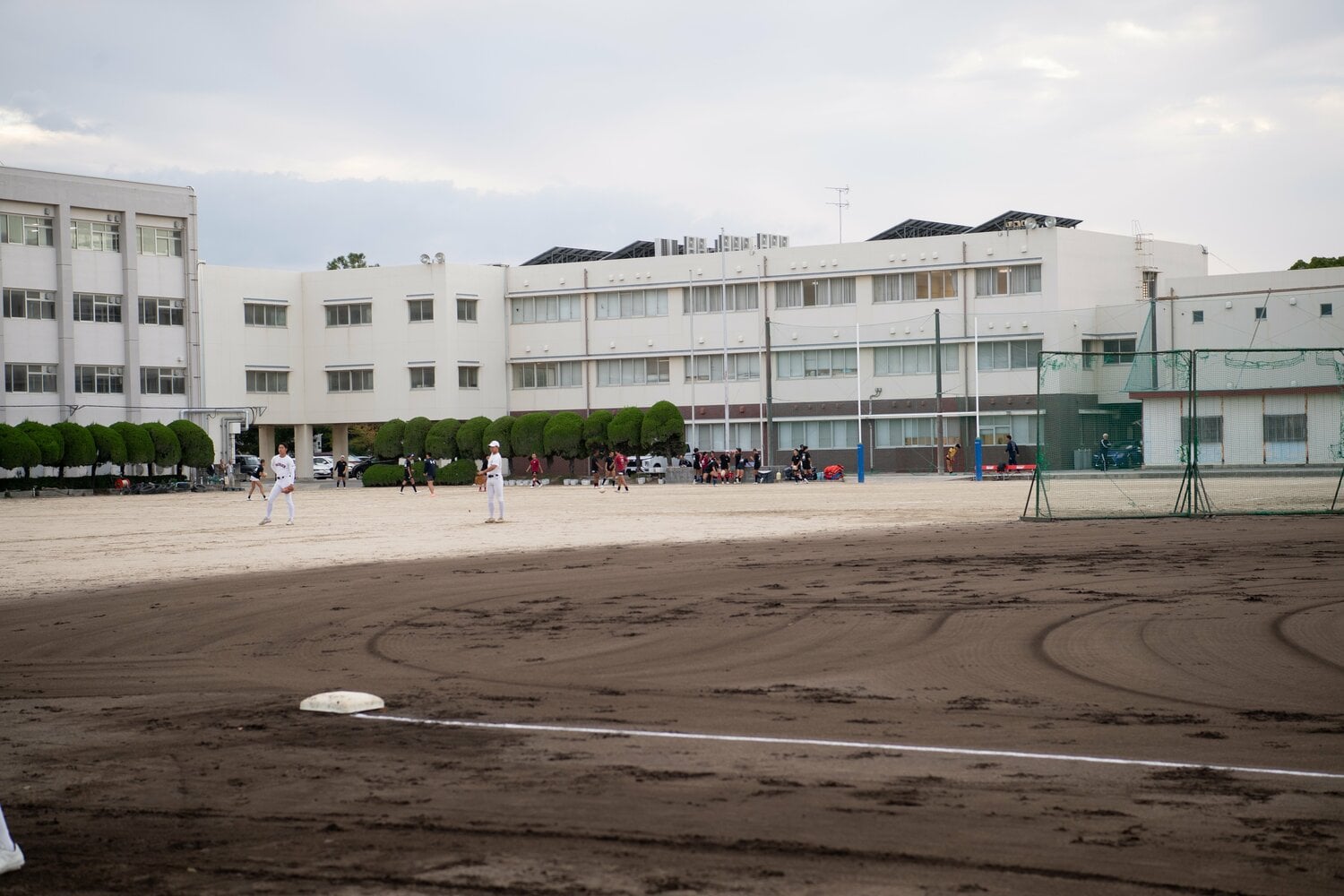 サッカー、ラグビーの両部とグラウンドを分け合って練習をしている ©Kota Inoue