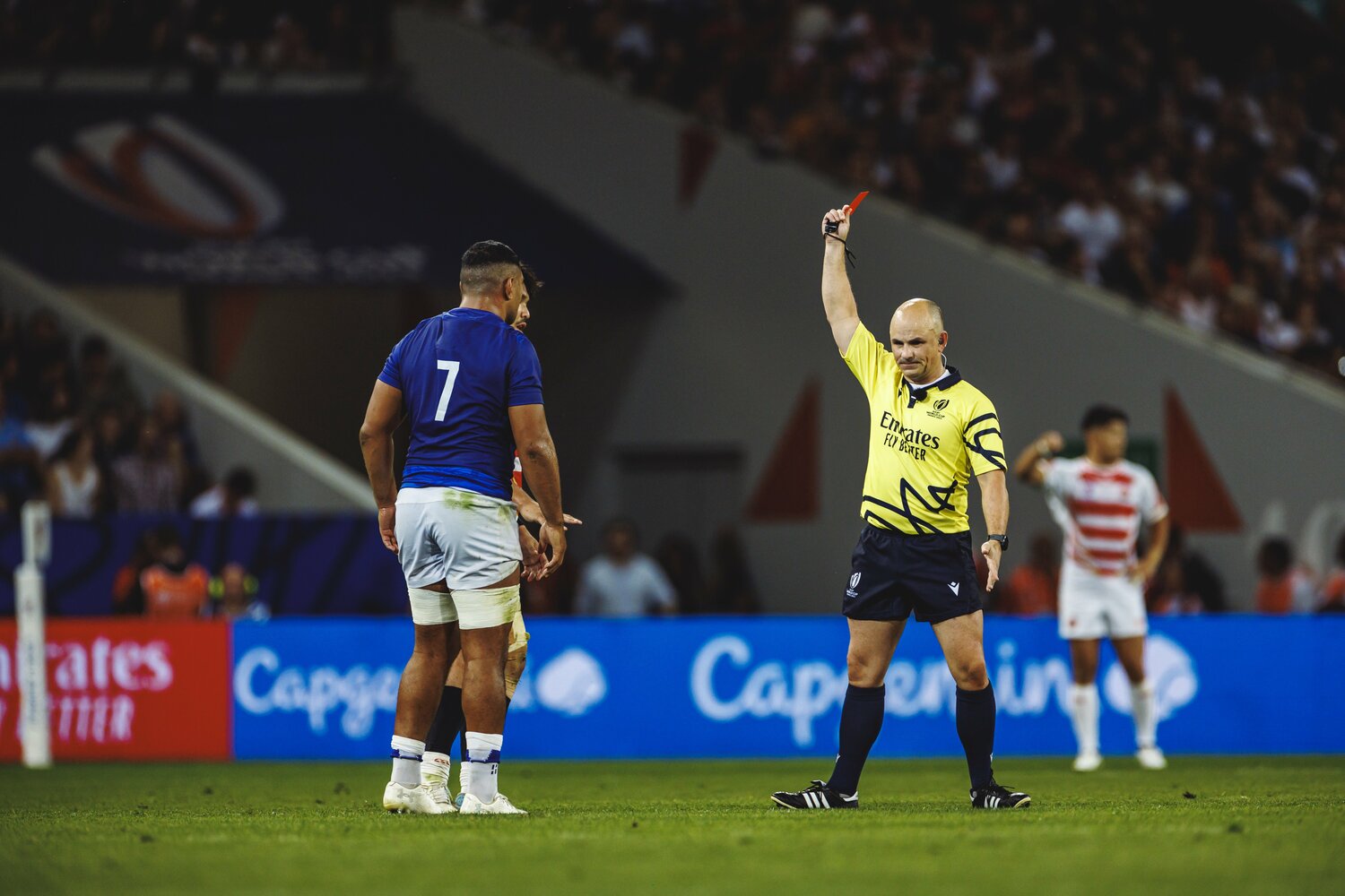 51分、イエローだったカードが審議の結果レッドに。サモアは残り時間14人でプレーすることに ©Kiichi Matsumoto