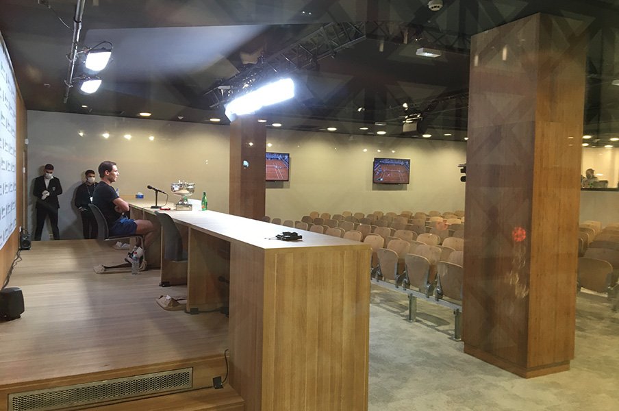 通常、男子シングルス決勝の記者会見は立ち見も出るほど混み合うが、今大会は会見場へのメディアの入室は一切入れず、選手は目の前のモニターに映し出される記者の質問に答える方式で進められた©Ryota Hasebe