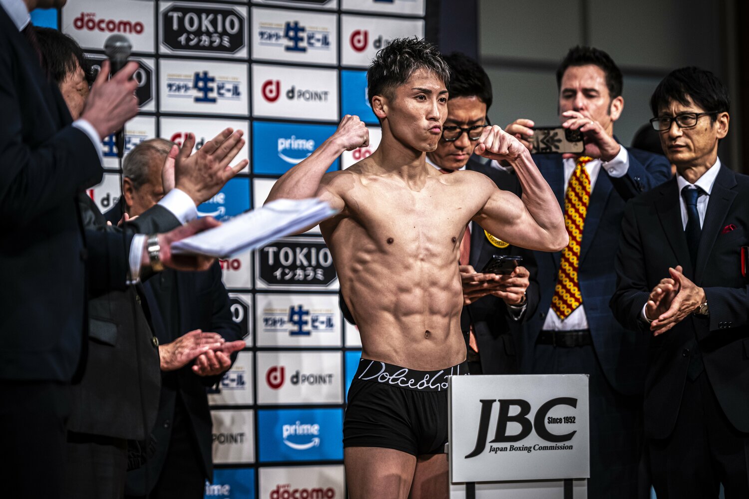 前日計量、井上尚弥は制限より100g軽い「55.2kg」でパス　©Takuya Sugiyama