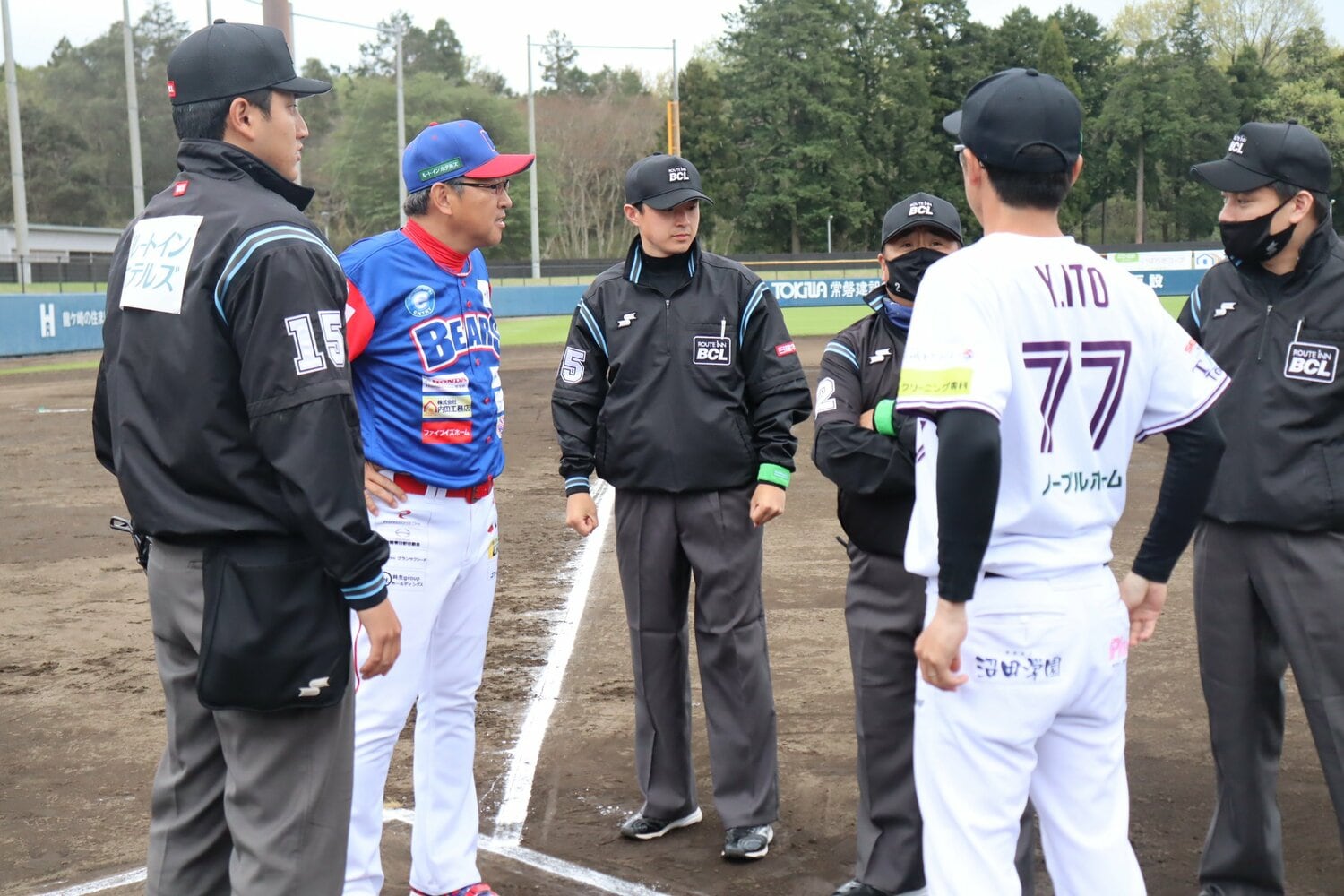 開幕戦　埼玉武蔵西崎監督とメンバー表の交換　©Kou Hiroo