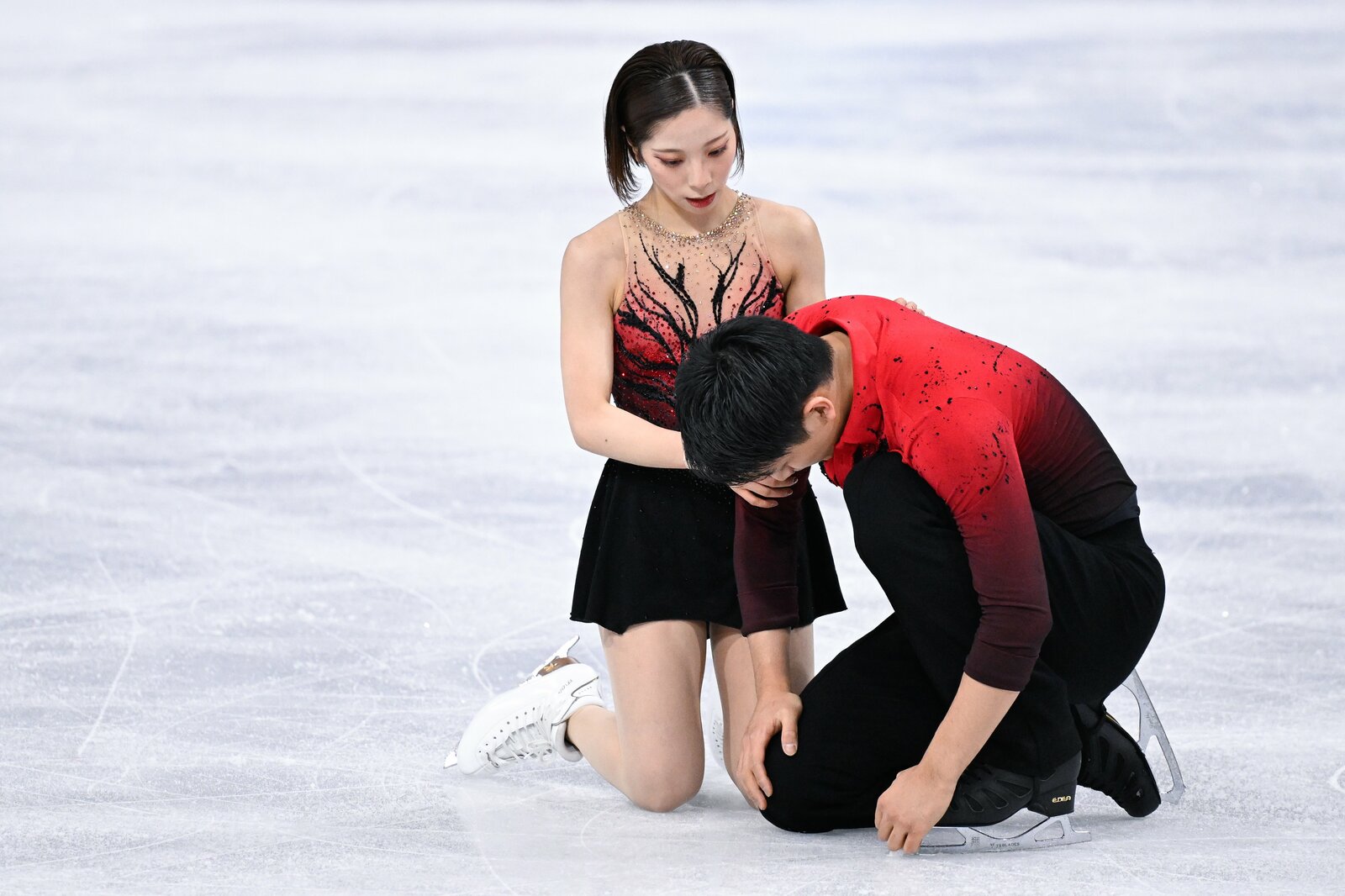 演技終了後、うなだれる木原を慰めるようにする三浦 ©️Asami Enomoto/JMPA