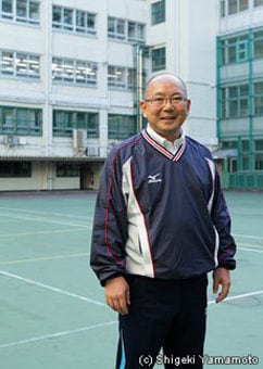 上野広治（うえのこうじ）　1959年4月20日、東京都生まれ。'79年、日大豊山中学・高校の水泳部コーチに就任。'89年より国際大会のコーチングスタッフとなり、'05年に日本代表監督に就任。'07年からは日本水泳連盟の競泳委員長を務めている